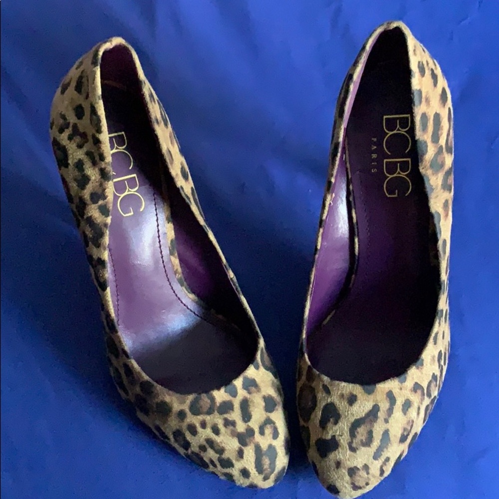 - BCBG PARIS Cheetah PRINT 3in PUMPS